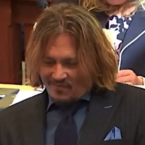 31 Tài tử Johnny Depp diện vest lịch lãm cúi đầu cười nhẹ đầy ẩn ý mang lại một ảnh chế nụ cười đắc ý vô cùng cuốn hút người nhìn.