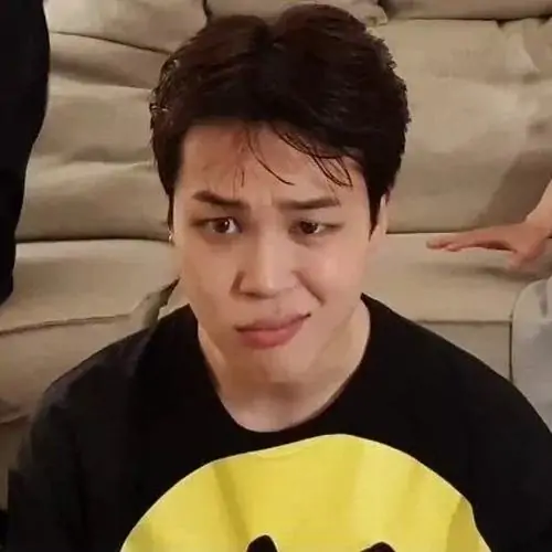 32 Ảnh hài nam ca sĩ Jimin nhóm BTS làm biểu cảm mím môi nhăn mặt đầy hài hước tạo không khí vui nhộn cho người hâm mộ.