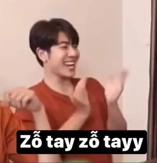 26 Chàng trai mặc áo đỏ mỉm cười dang tay dưới caption Zỗ tay zỗ tayy, không khí tán thưởng hơi lầy nhưng vui