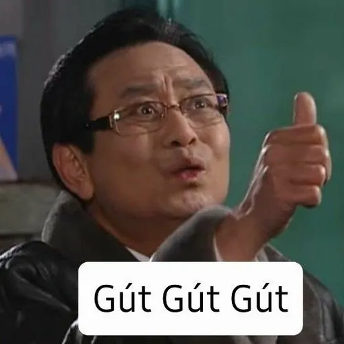 30 Người đàn ông mặc áo tối giơ ngón cái với dòng Gút Gút Gút, biểu cảm nghiêm mà khen rất nhiệt tình