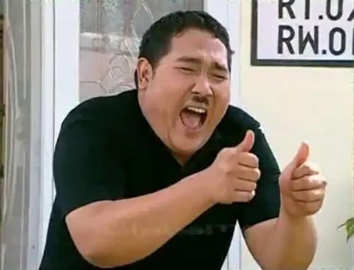 31 Người đàn ông áo xanh cười lớn và giơ hai ngón cái, dáng ngồi xuề xòa khiến lời tán thưởng gần gũi hơn