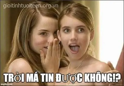 30 Em bé đầu trọc nhìn sát ống kính, mắt xanh mở tròn và miệng chu ra dưới dòng Hú hồn chim én đầy trêu chọc