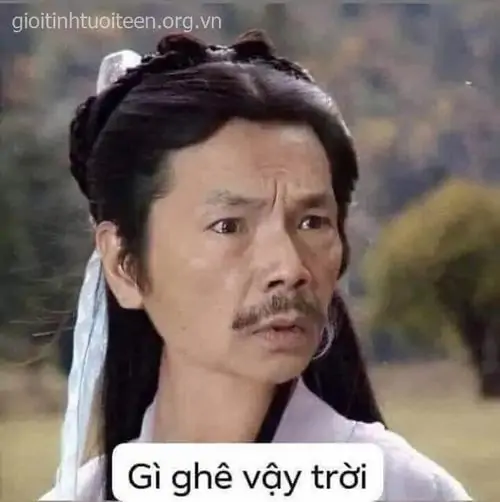 31 Hai cô gái trẻ đứng cạnh nhau, một người che miệng và há mắt cạnh caption Trời má tin được không tạo cảm giác hóng chuyện