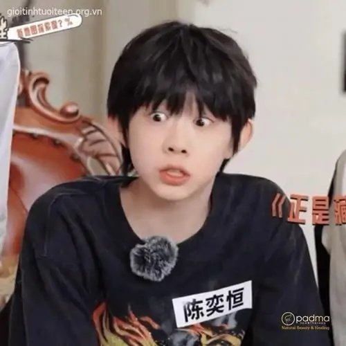 32 Meme hài người đàn ông cổ trang cau mày, mắt nheo và dòng Gi ghê vậy trời làm khoảnh khắc hoang mang trông rất đời