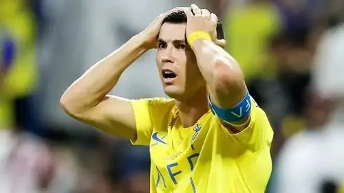 17 Cầu thủ mặc áo vàng đứng trên sân cỏ, hai tay giữ đầu trong ảnh meme ôm đầu hợp cảnh bỏ lỡ cơ hội