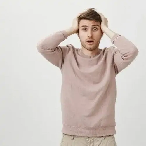 32 Meme biểu cảm bất lực cô nhân viên mặc vest đen nhìn màn hình, đôi mắt nhắm nghiền khi bản cắt ghép bị lỗi