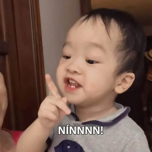 41 Trên diễn đàn giải trí, nhân vật áo phông đen khoanh tay nhìn nghiêng, kiểu mặt bề trên khiến bình luận tăng tương tác