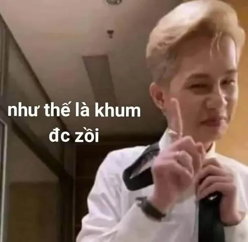 34 Chàng trai tóc vàng mặc áo sáng cầm micrô trước sân khấu, dòng chữ như thế là khum được rồi nghe vừa nhẹ vừa châm