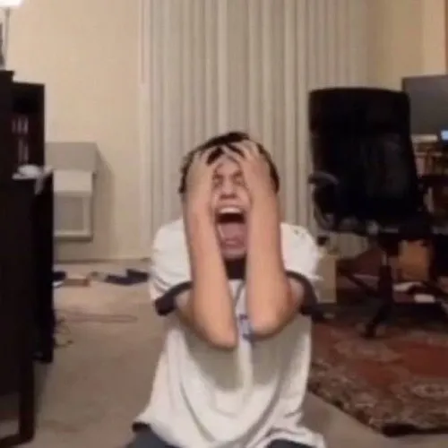 40 Meme hài cảm xúc với cô gái áo trắng cười trong nước mắt, chú thích nói ổn thôi nhưng vẻ mặt phản bội tất cả
