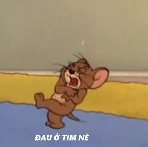 13 Chú chuột nâu nhỏ nhắn mặc quần cam ôm bụng khóc lớn ngay trên nền nhà màu vàng nhạt trông cực kỳ đáng yêu.