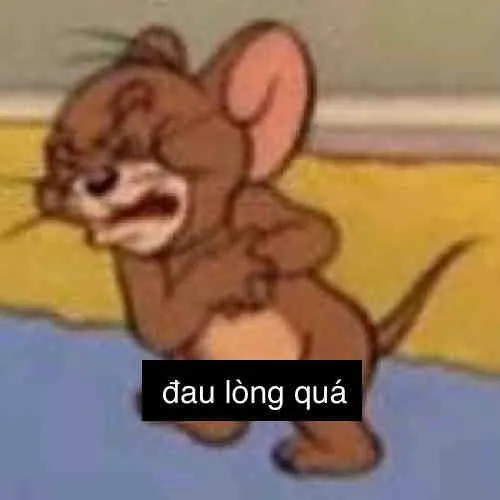 14 Chú chuột lém lỉnh cau có mặt mày hai tay ôm chặt lấy ngực trái thể hiện rõ cảm xúc đau nhói hài hước.