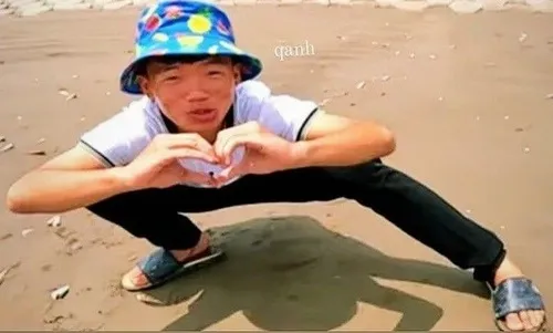 34 Thú cưng dễ thương đeo nơ đỏ ôm biểu tượng trái tim, gương mặt tỉnh bơ như vừa được nhờ gửi lời xin lỗi