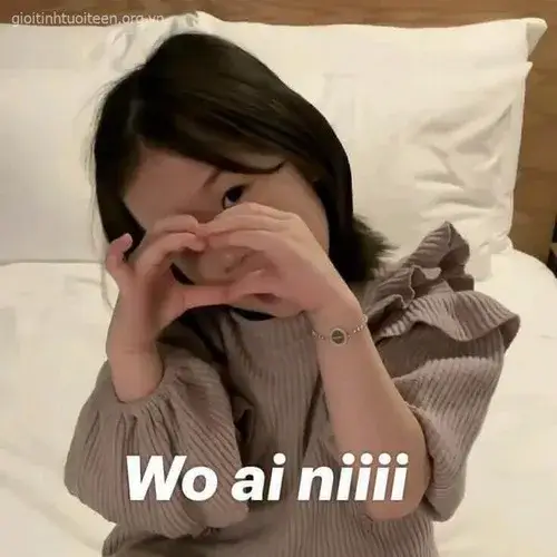 35 Nhà sáng tạo nội dung dùng ảnh thả tim meme có hiệu ứng lấp lánh, nhân vật áo tím cười mím trong khung bình luận