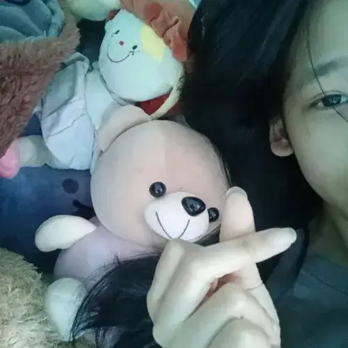 37 Trong Instagram Stories, cô bạn áo trắng đưa tay tạo trái tim nhỏ, nền sáng và chữ đùa khiến lời cảm ơn bớt nghiêm