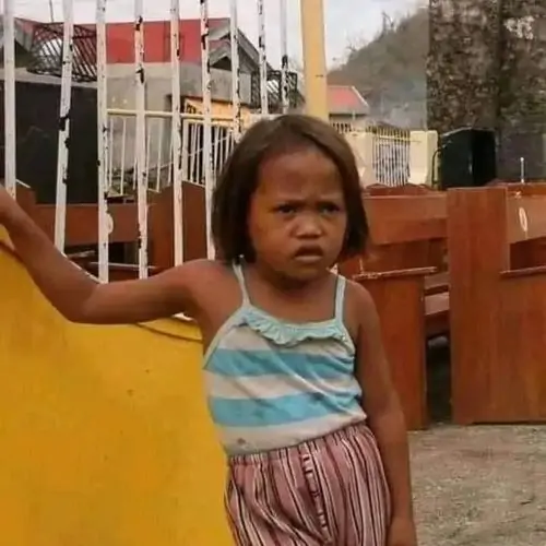 41 Cô gái mặc áo khoác vàng đứng dưới mưa, tay cầm điện thoại và khuôn mặt sững lại khi đọc tin nhắn quay xe