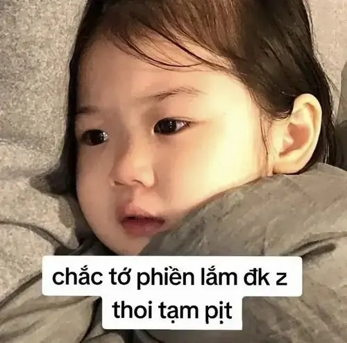 12 Ảnh chế chụp cô bé đáng yêu trùm chăn kín đầu lộ gương mặt phụng phịu hờn dỗi đi kèm dòng phụ đề mang phong cách vô cùng hờn ghen.