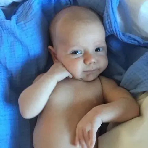 27 Em bé nằm trên chăn xanh chống tay lên má, đôi mắt liếc ngang tạo ảnh meme nghi ngờ rất hợp pha cà khịa