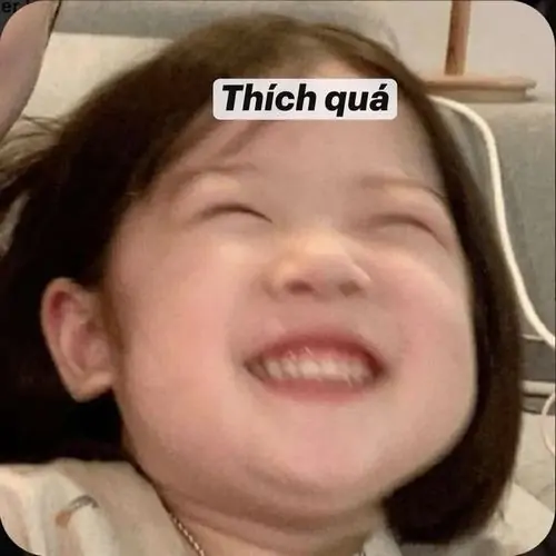 27 Cô bé ngoài trời liếc mắt sang bên, nụ cười mím môi tạo cảm giác đang cà khịa nhẹ sau khi bị trêu