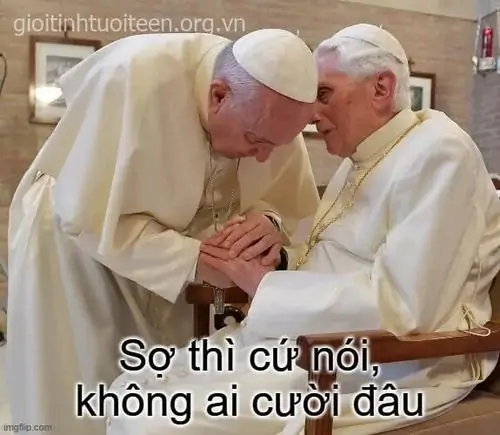 14 Hai người mặc áo trắng đứng sát nhau trong khung hình trang trọng, câu sợ thì cứ nói không ai cười đâu nghe vừa nhẹ vừa thâm