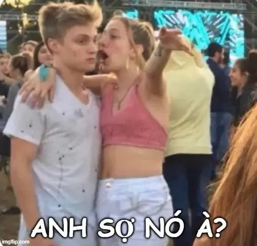 16 Meme chọc quê bắt cảnh chàng trai áo trắng đứng cạnh cô gái áo hồng, caption anh sợ nó à hợp lúc bạn bè né kèo