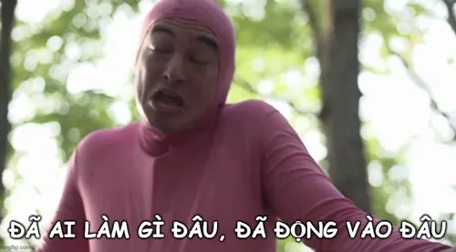 11 Người mặc đồ hồng đứng ngoài trời với gương mặt méo mó, câu đã động vào đâu làm tình huống càng bị cà khịa