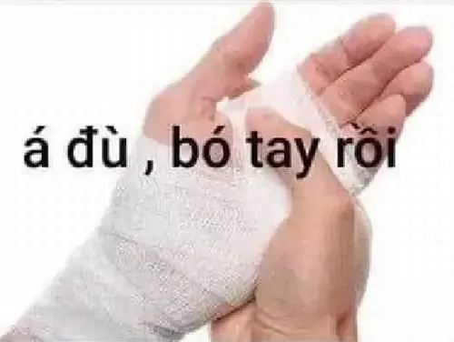 21 Bàn tay quấn băng trắng giơ ra trước nền sáng, câu á đù bó tay rồi nói hộ cảm giác làm gì cũng hỏng
