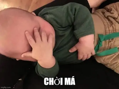 31 Em bé mặc áo xanh nằm nghiêng và che mặt bằng bàn tay nhỏ, câu chời má gợi cảm giác bất lực rất đời