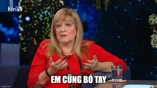 29 Người phụ nữ mặc áo đỏ ngồi trong trường quay giơ hai tay phân trần, câu em cũng bó tay tạo vẻ chịu thua