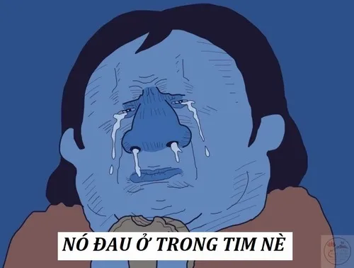 24 Ảnh hài nhân vật hoạt hình bằng đất sét tự tay vẽ một hình trái tim nứt đôi lên chiếc áo phông xám đang mặc.