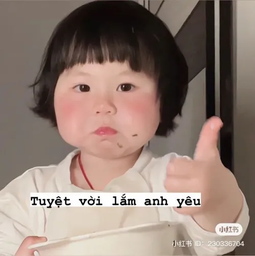 43 Chú mèo đeo khăn nhỏ ngồi cạnh bảng tốt lắm, góc máy chụp sát làm biểu cảm ngơ ngác thêm đáng khen