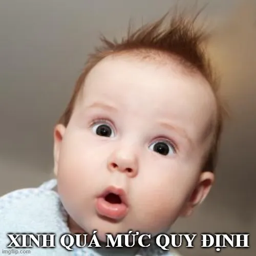 41 Một nhân viên mặc sơ mi sáng giơ ngón cái trước màn hình họp, phông chữ chèn nổi bật làm lời khen rõ hơn
