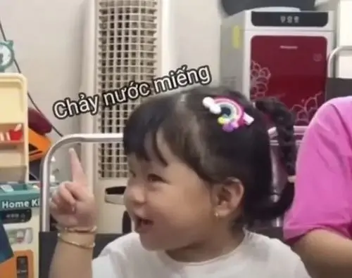 42 Bé gái cầm vật nhỏ trong cửa hàng, dòng chữ “Chị vừa nói gì” khiến ánh mắt ngây thơ thành pha hỏi lại cực gắt.