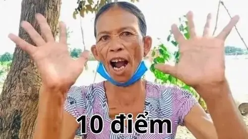 29 Khung cắt cô lớn tuổi giơ hai bàn tay, chữ 10 điểm đặt sát dưới làm kiểu chấm điểm lặp lại vẫn thấy buồn cười