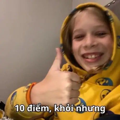 33 Màn hình điện thoại mở phần bình luận Facebook, dòng chữ in đậm chấm 10 nằm giữa khung sáng như phản hồi nhanh