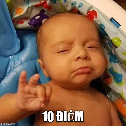 20 Meme khen ngợi tuyệt đối em bé nằm giường giơ ký hiệu tay, chữ 10 điểm biến vẻ buồn ngủ thành lời khen bất ngờ