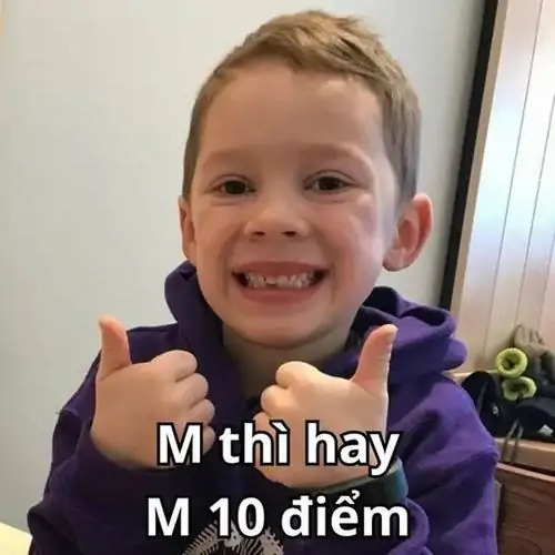 21 Cậu nhóc áo tím cười tươi giơ hai ngón cái, dòng chữ M thì hay M 10 điểm nghe vừa nịnh vừa cà khịa nhẹ