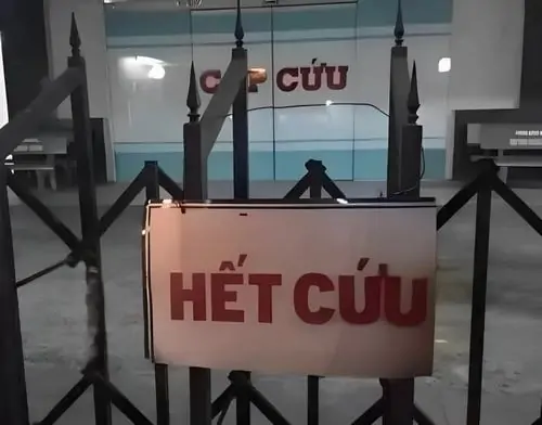 34 Cậu học sinh áo trắng nhìn bài kiểm tra sai bét, phông nền lớp học yên tĩnh làm vẻ mặt cạn lời càng rõ