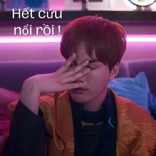 38 Bữa cơm gia đình trở nên khó xử khi chàng trai áo đen cười gượng, cả bàn nhìn sang với vẻ bất lực