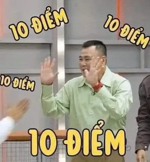 9 Người đàn ông áo trắng trên sân khấu giơ tay đón loạt chữ 10 điểm, biểu cảm hớn hở như vừa thắng lớn