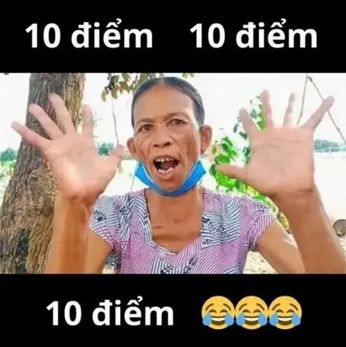 10 Cô lớn tuổi mặc áo tím giơ đủ hai bàn tay, dòng chữ 10 điểm kèm tiếng cười khiến kiểu khen thật thà mà nhây