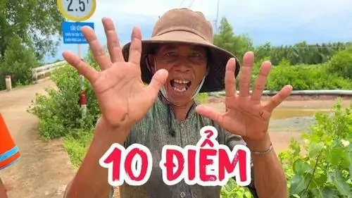 15 Người phụ nữ đội nón giữa vườn xanh giơ hai bàn tay, chữ 10 điểm đỏ nổi bật làm cảnh quê nhà thêm dí dỏm
