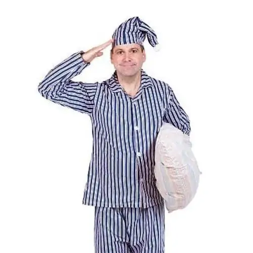 12 Hình chế bất lực người phụ nữ đứng ngoài trời kéo vải qua đầu, khuôn mặt mím lại như vừa nhận pha quê xệ