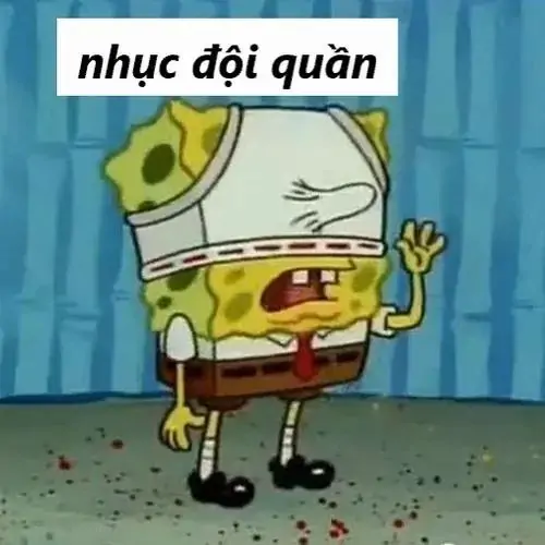 13 Chàng trai mặc đồ ngủ đội quần lên đầu và giơ tay chào, tạo dáng nghiêm túc nhưng nhìn lại rất khó đỡ