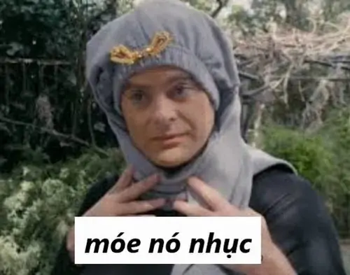 14 Nhân vật hoạt hình màu vàng đứng đơ với quần đội trên đầu, caption nhục đội quần nói hộ cảm giác quê ngang