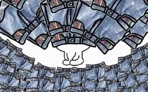 3 Nhân vật trắng bị chồng quần jeans trùm kín đầu, hai tay khoanh lại như cam chịu sau một pha bẽ bàng