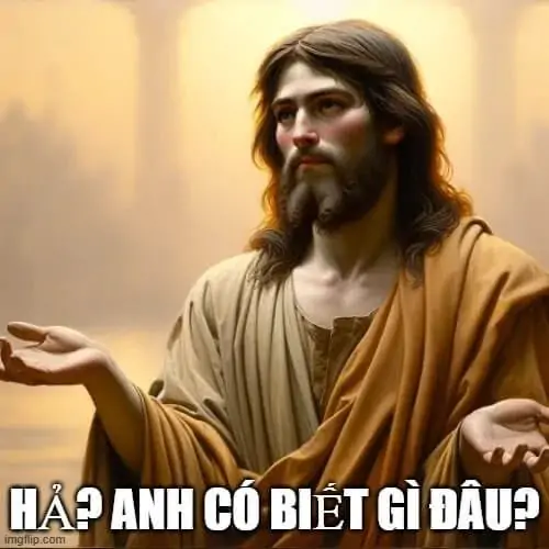 11 Người đàn ông áo choàng nâu giơ tay trước nền vàng, gương mặt hiền lành đối lập câu hả anh có biết gì đâu