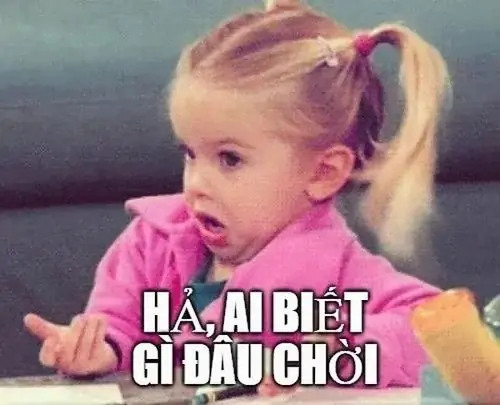 12 Hình chế giả vờ không biết bé gái áo hồng chống tay, mắt mở lớn như vừa bị bắt quả tang điều khó chối