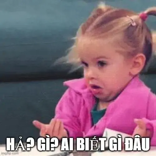 16 Ảnh hài hước né trách nhiệm bé gái áo hồng nhíu môi dang tay, ánh mắt khó hiểu như giả vờ chưa nghe ai gọi
