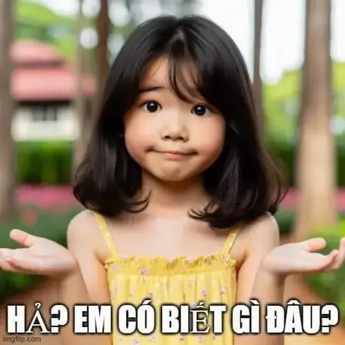 7 Bé gái mặc áo sáng dang hai tay trước khung cảnh xanh mờ, biểu cảm vô tội hợp cảnh bị hỏi mà không muốn nhận
