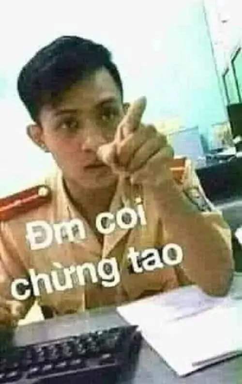 4 Ảnh chế chỉ trỏ cậu bé áo xanh nhìn nghiêng, dòng chữ “Đm có chúng tao” làm tình huống cà khịa rõ hơn.